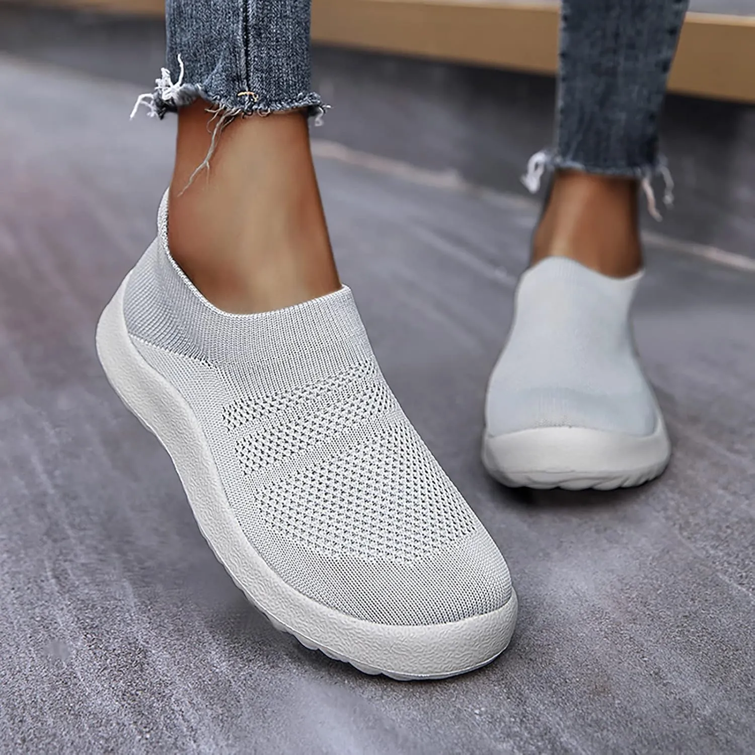 Fashion Spring and Summer Women Sports Shoes Flat Bottom Lightweight Slip On Fly Woven Mesh All Terrain Shoes
